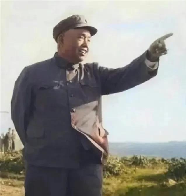 1952年，许世友回老家探亲。谁知他进屋就看到了自己的三叔许存礼，顿时怒火中烧，