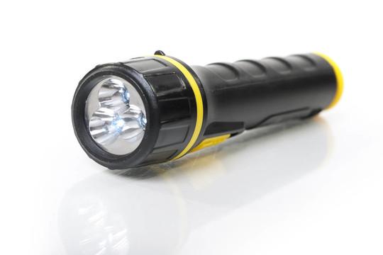 一个东西六寸长
里面藏着两颗糖
白天不敢见太阳
晚上独自称霸王
你能猜出它是什么