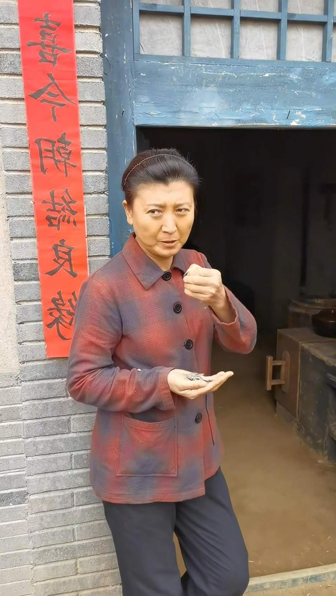 发现闫晶晶的一张素颜照。这个素颜才真正地看到了她的真实的一面，如果以后就以这种形