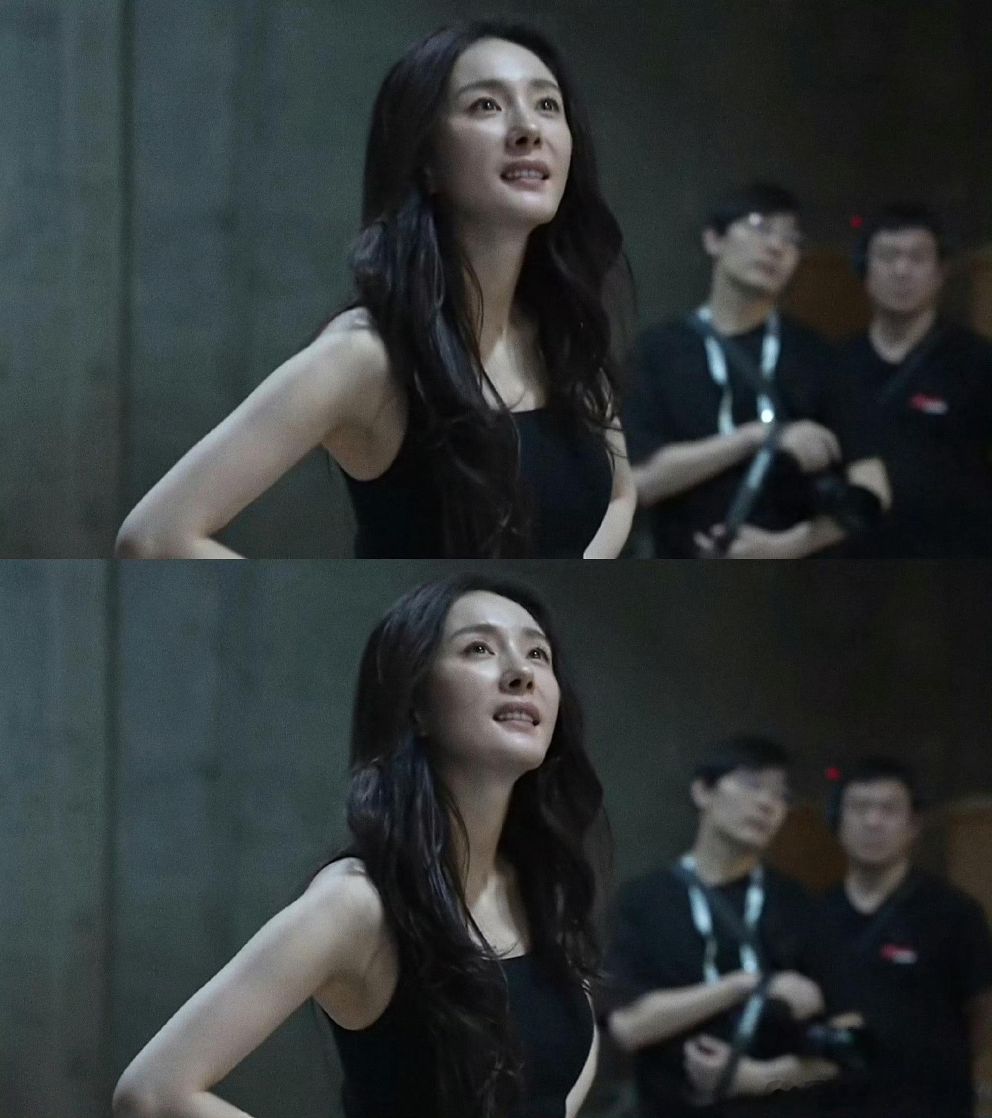 杨幂生图的状态随时在线 原相机直出抓拍尽显好状态，杨幂肌肤细腻身姿挺拔，自带亮眼