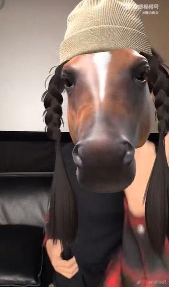 余宇涵直播特效把自己吓一跳谁懂啊余宇涵被马头特效吓到的样子也太可爱了本能反应真的