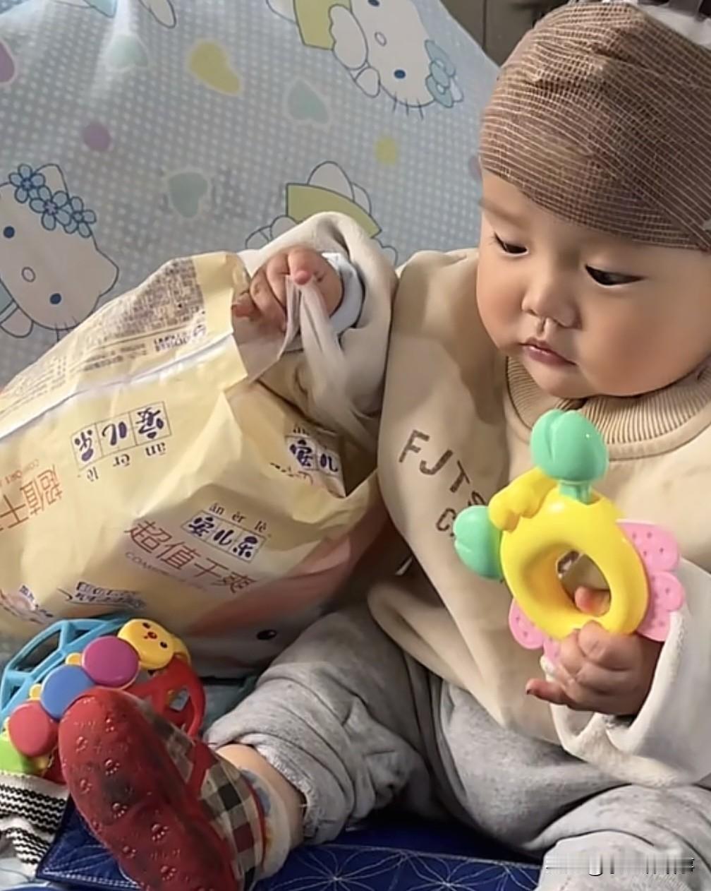 云南一女子带孩子住院时，发现隔壁病床的宝宝只有爷爷陪着，便好奇地问孩子爸妈去哪了