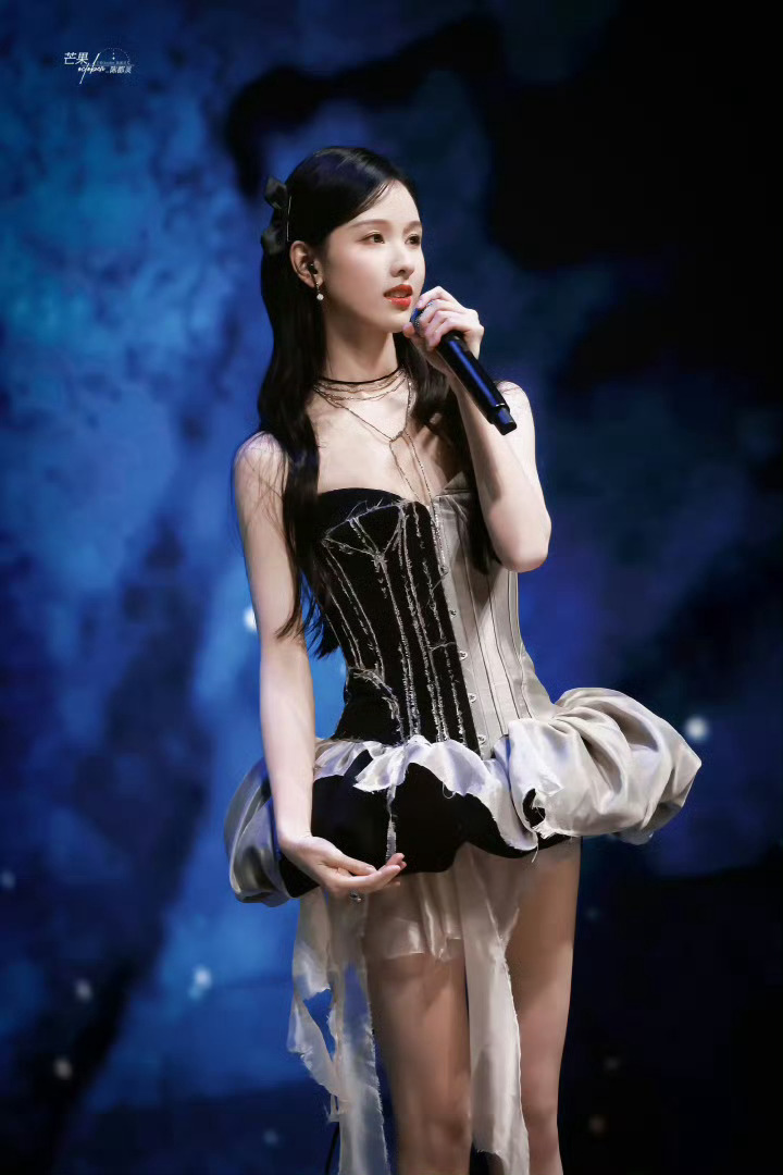Jisoo陈都灵winter朴志效撞衫这个🐰美美的期待陈都灵的玩偶和冬风 ​​