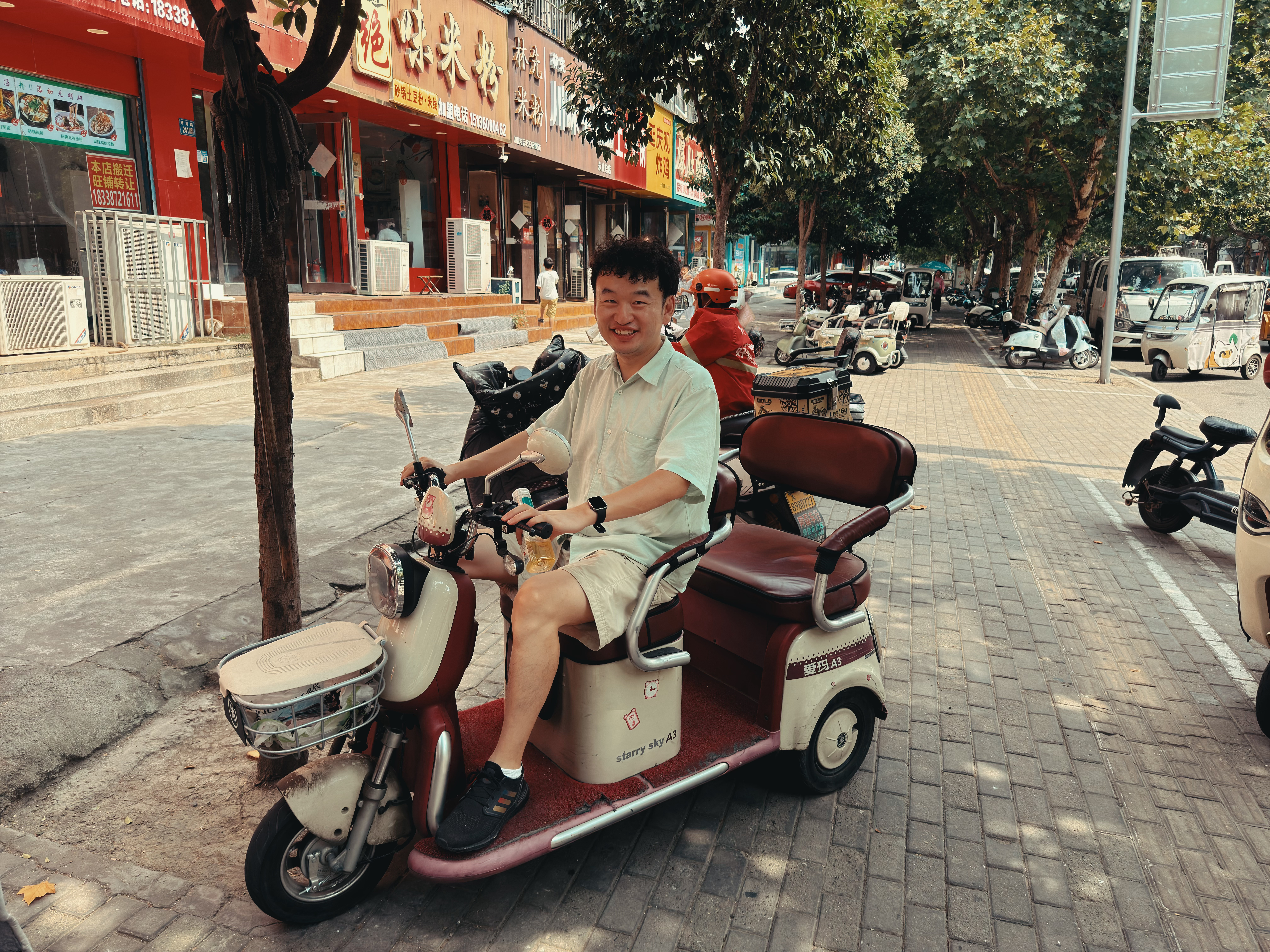 老家的烟火气： 三轮车、豆腐脑、娃娃鱼、现贴烧饼在这里，星愿绝对比 ES9 好使
