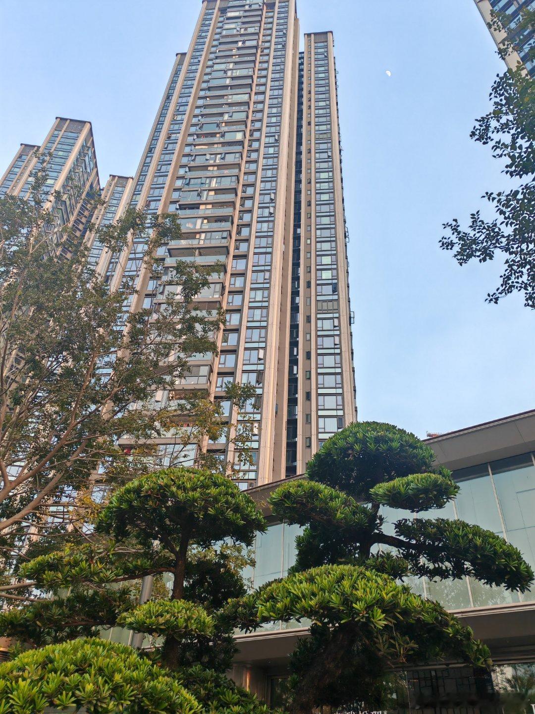 中海珑悦理，入户大堂挺漂亮，楼下至少倒闭了6家中介门店，太惨了！ 