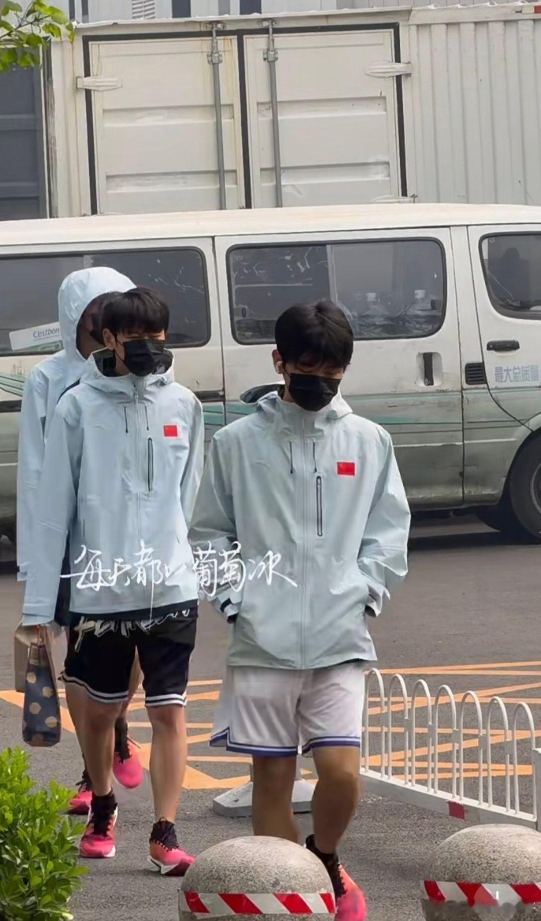 无畏九尾句号，这三个人难道是室友？ 