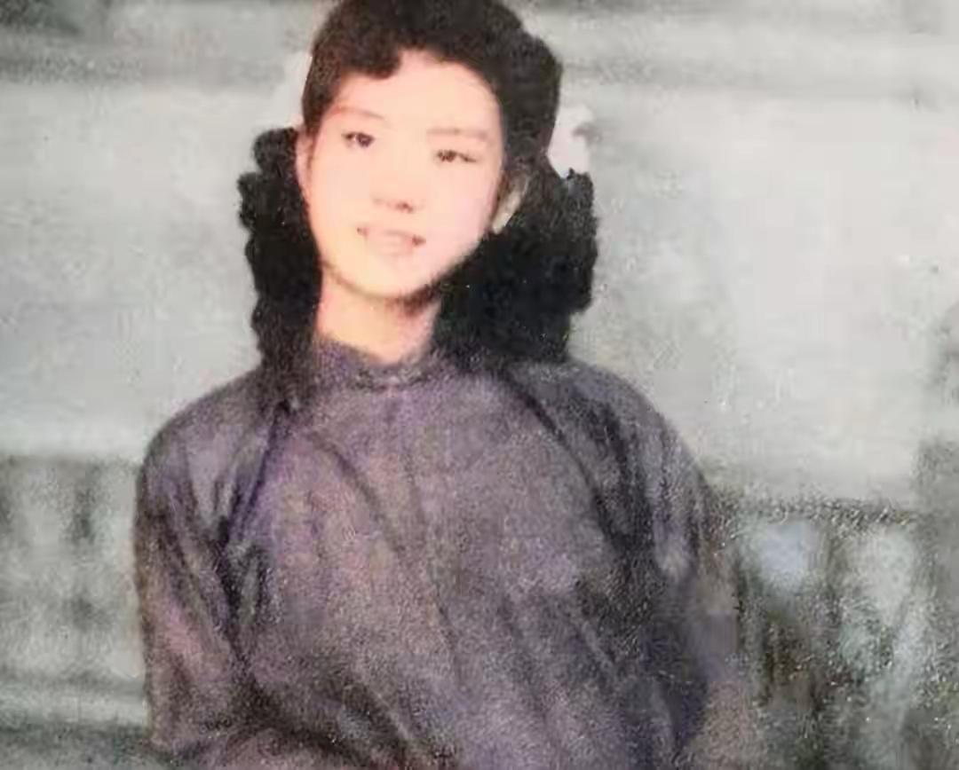 1949年，军统特务毛森抓到了一个交际花小姐，在审讯期间毛森用烟头直接烫在了她的