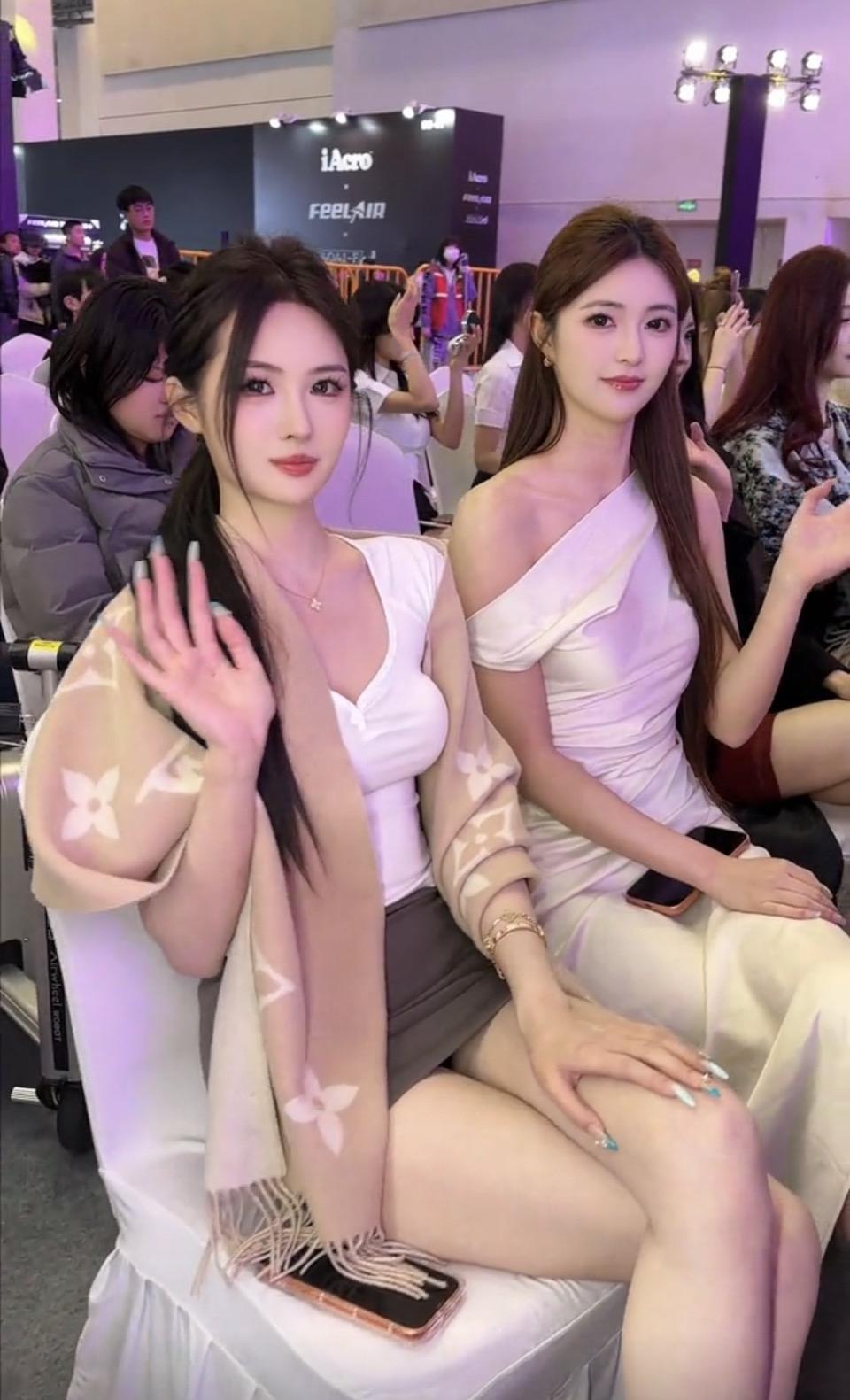 时尚姐妹花，一起参加iAcro发布会！👯‍♀️✨这对时尚姐妹花一出场就赚足了眼