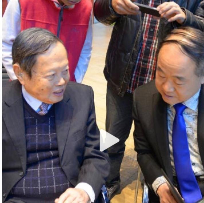 莫言手书挽诗悼杨振宁，忆大师生前相见点滴
 
10月24日，杨振宁先生遗体告别仪