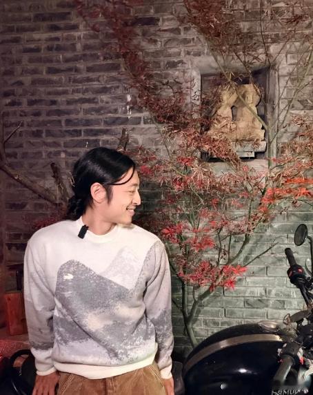 暖心互动太好嗑！王一博送老雪自己参与设计的联名衣服，专属设计 + 挚友情谊，满是