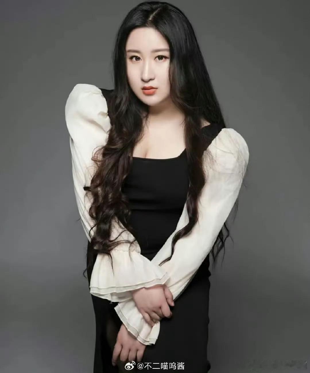 锤娜丽莎看到尤长靖上歌手哭了尤长靖凭借细腻唱功征服舞台，台下观战的锤娜丽莎红了眼