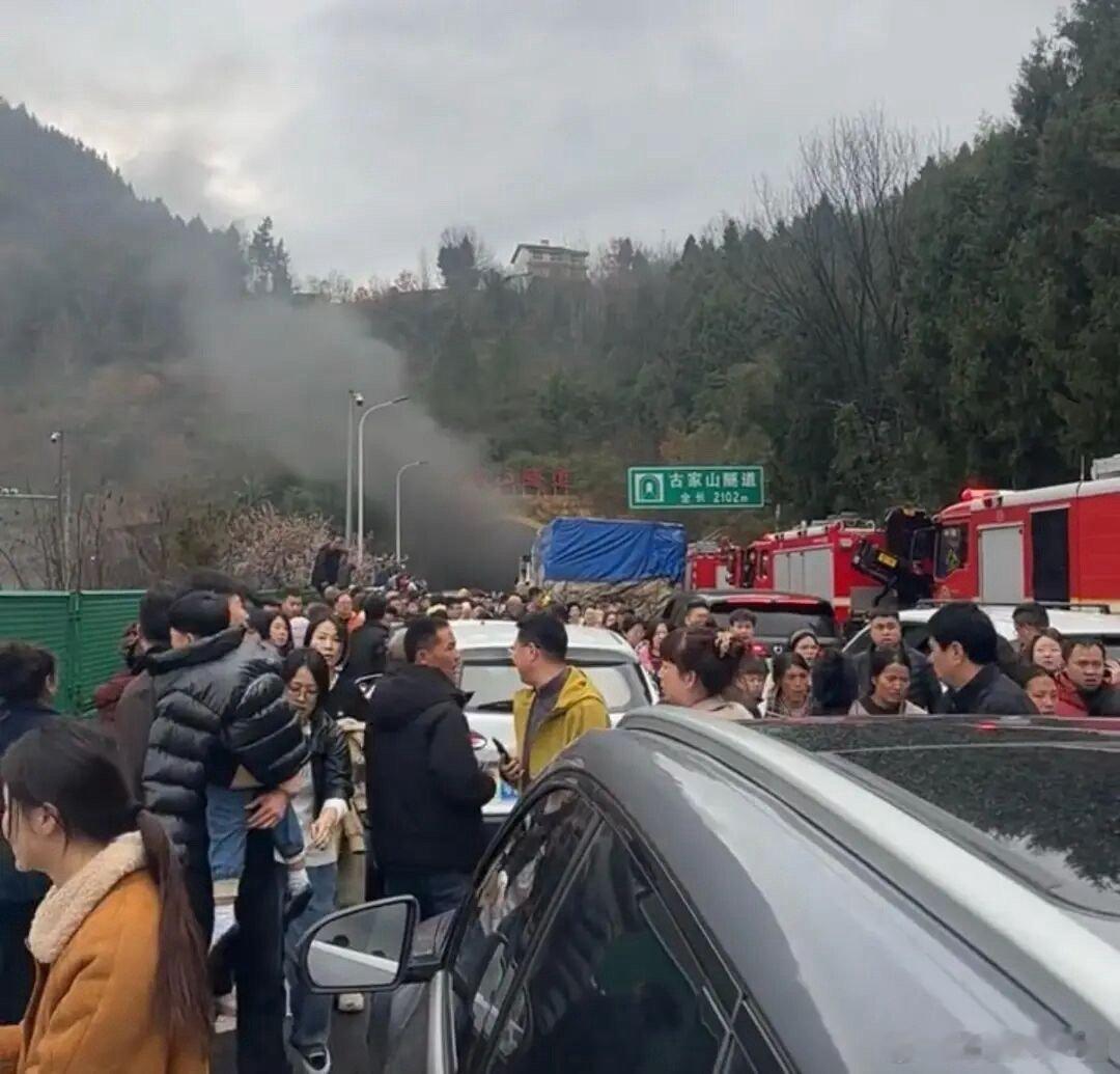 京昆高速古家山隧道货车自燃位置处于G5京昆高速广陕段（广元至陕西方向）古家山隧道