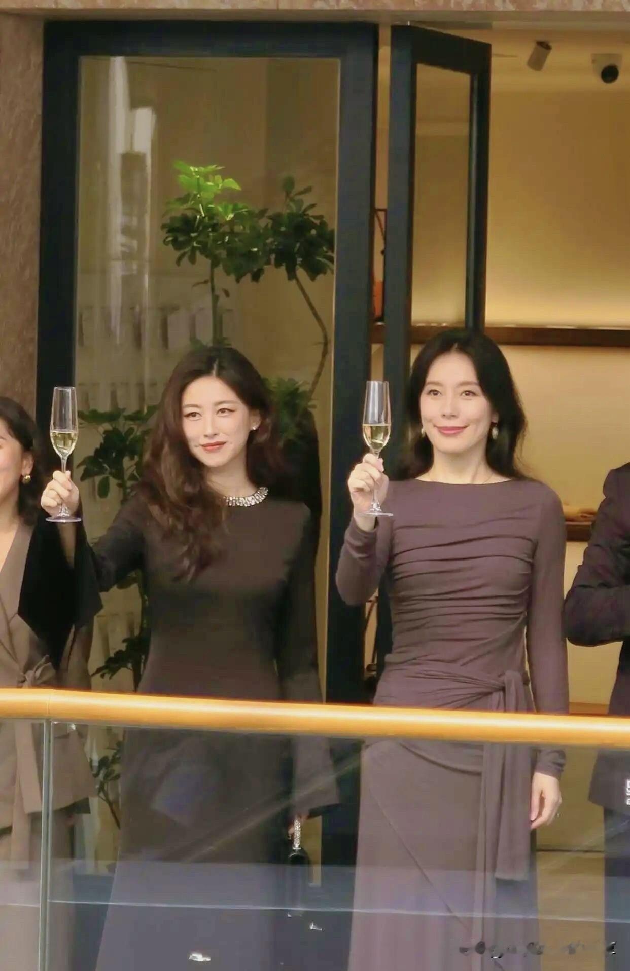 不知道还有多少人能记得右边这一张脸，绝对称得上东方美女，符合传统的审美标准，看起