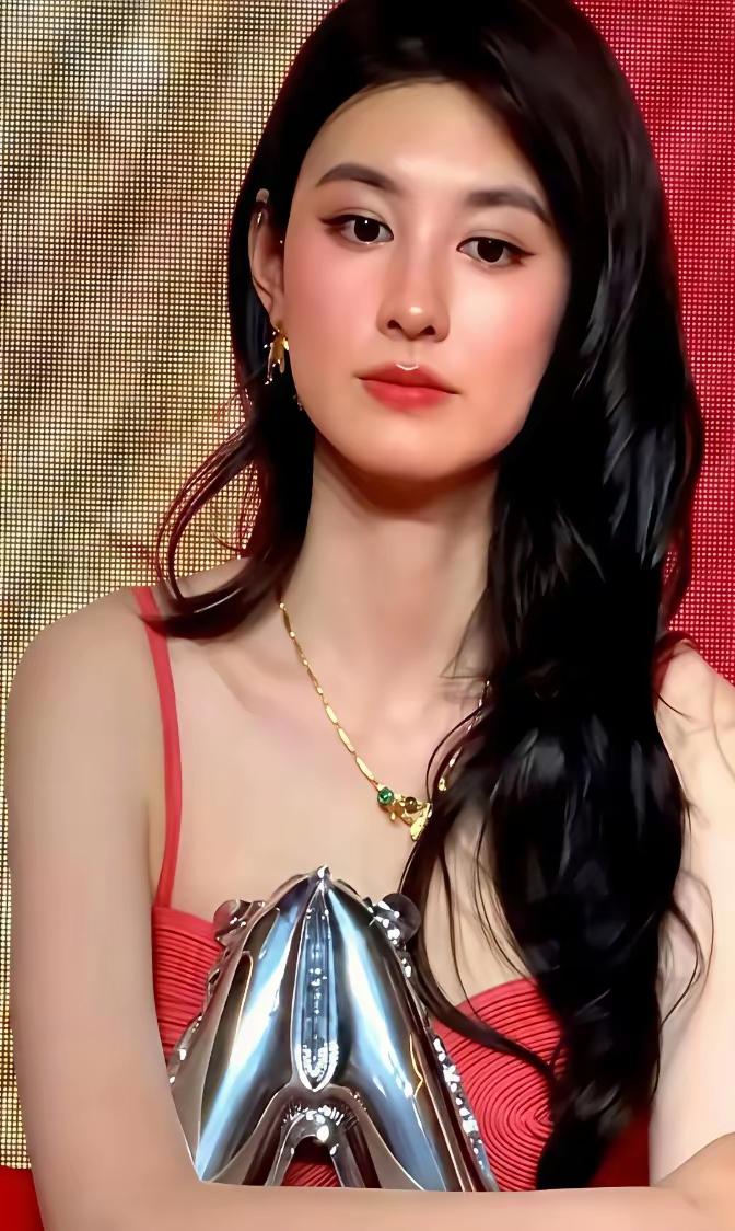 主角电视宣传片，
戏里戏外争主角。
高跟鞋穿吊带裙，
聚光灯下抢风头。
我不尴尬