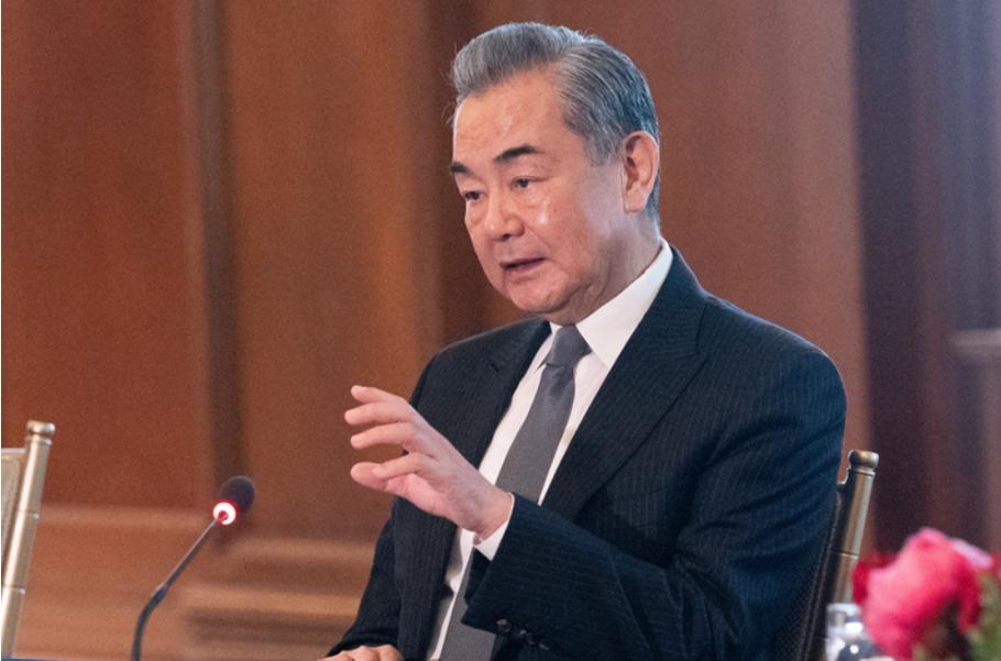 中伊这边刚谈完，中国最想看到的一幕就发生了——特朗普下令暂停了对伊朗的打击。
 
