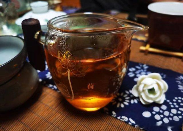 福建人喝茶的样子   🍵✨福建茶文化趣事 作为一个土生土长的福建人，今天来聊聊