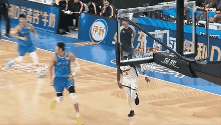 广东男篮的外援萨姆纳真是一个成事不足，败事有余的主，暗下黑手黑腿却害了自己人！