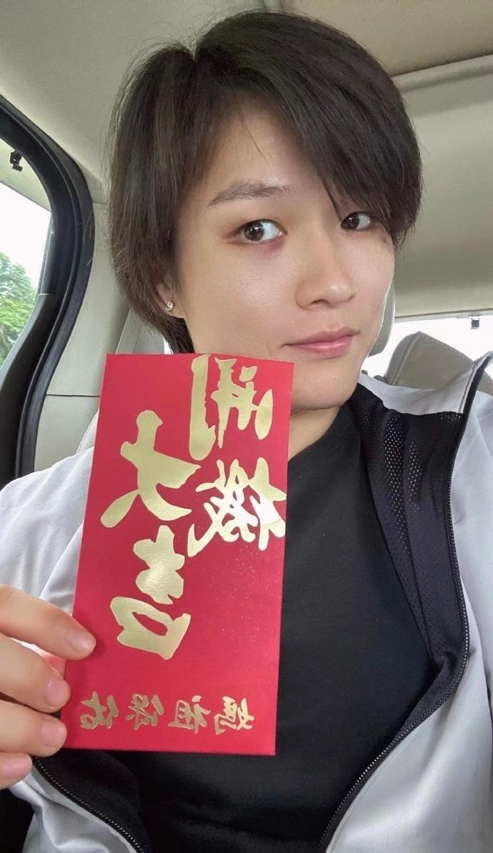 张伟丽银幕内外传达女性力量  在赛场上她是毫不妥协的战士，在银幕前她是闪耀自信的