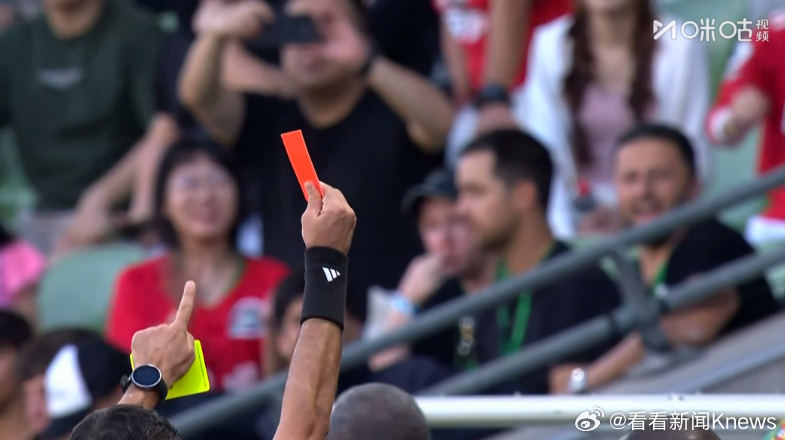 【#喀麦隆教练红牌#】第59分钟，喀麦隆队主教练大卫·帕古因和裁判抱怨被出示红牌