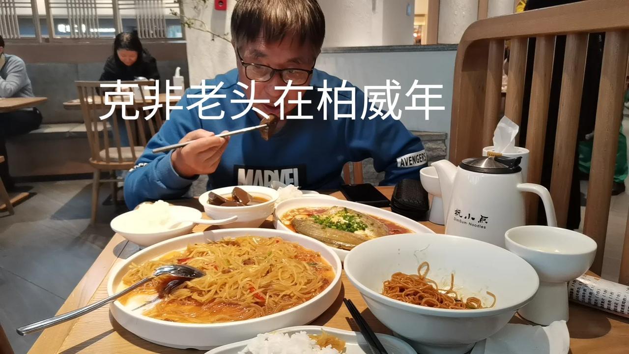 即便是在饭店吃饭，鱼骨鱼刺也不往桌子上乱仍。这习惯不是在东洋养成的，小时候母亲告