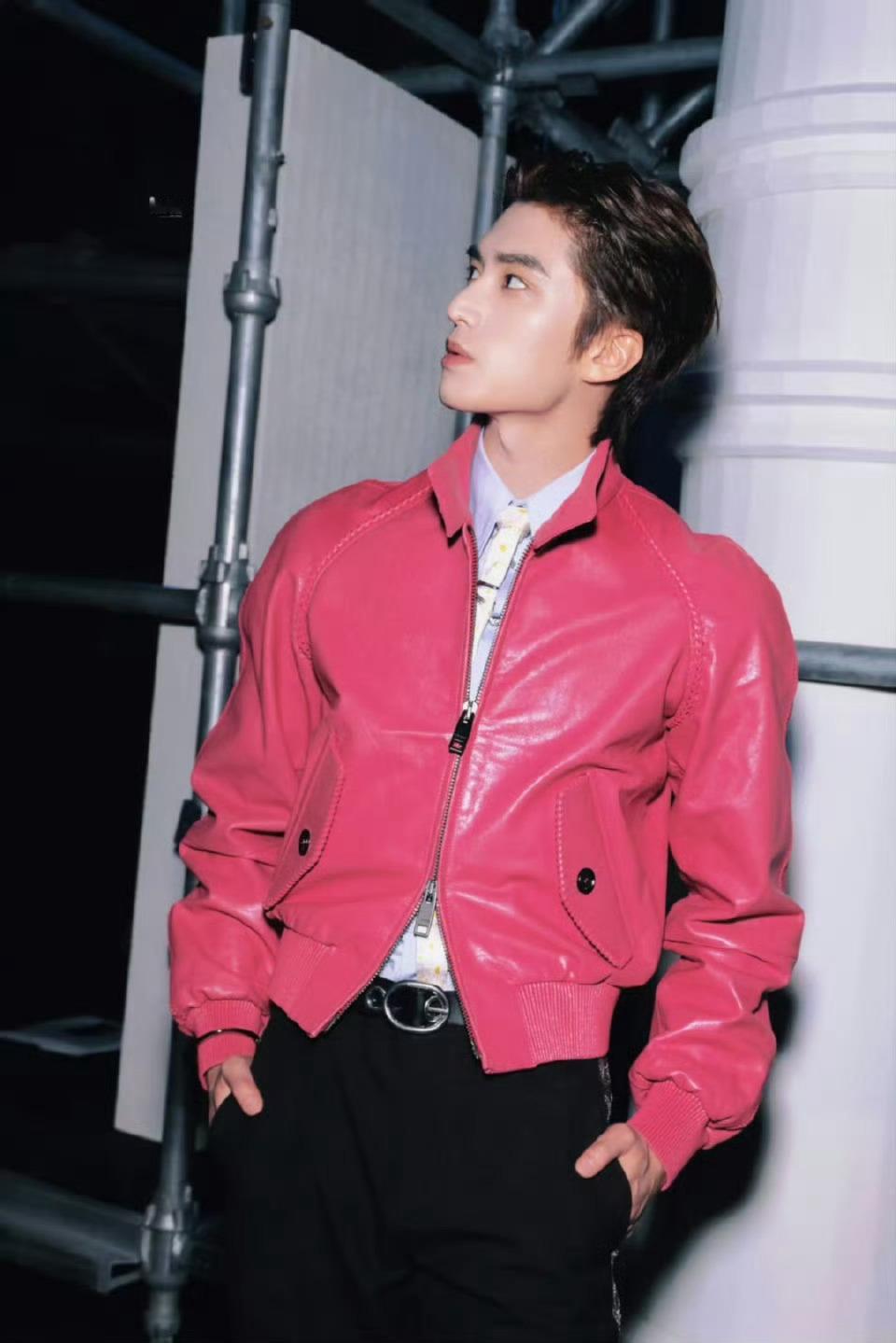 张康乐粉皮衣造型伦敦时装周张康乐在伦敦时装周也太会了吧！Burberry粉皮衣配