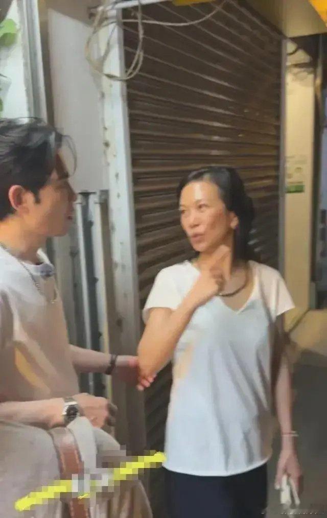 萧敬腾与51岁妻子林有慧被偶遇，女方素颜显老，网友说似母子！ ​​​