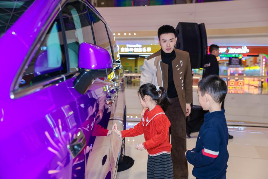 3月13日，魏牌高山在保定爱情广场举行了一场别开生面的交车仪式。央视春晚魔术师邓