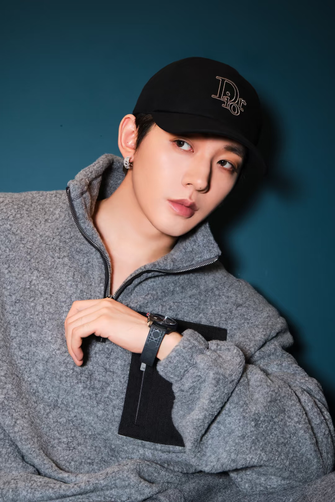 邓为 出发巴黎时装周迪奥一身旅途造型