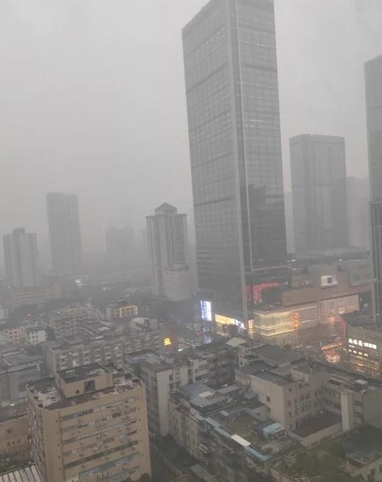 此时此刻的春熙路
今天的雾霾🌫️，你吸了吗❓
	
成都 热点