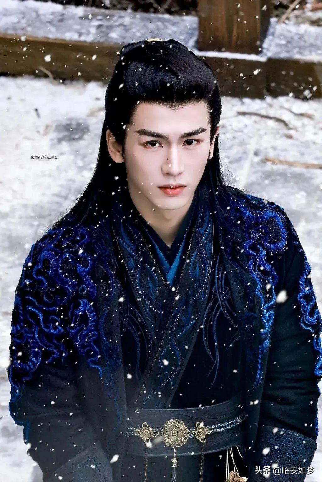 追完《逐玉》，最让人不适的就是武安侯这个角色，完全是当下古装剧歪风的产物。
 