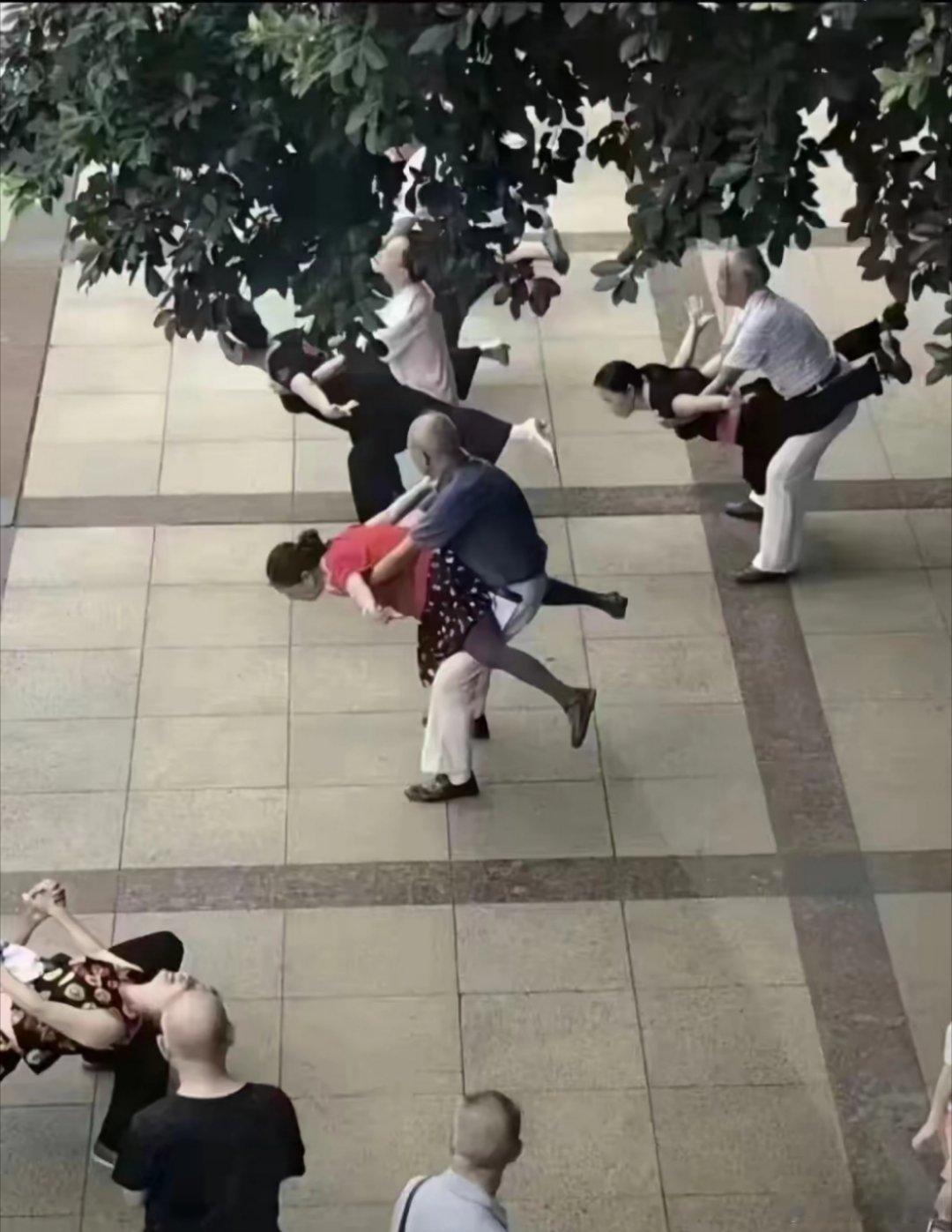 公园里晨练的大爷，这体力比年轻人还好吧？[允悲] 