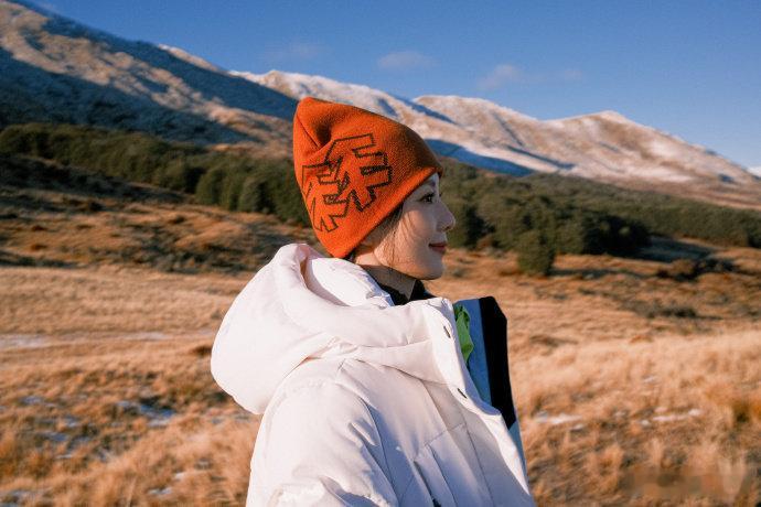 丁达尔效应下的刘诗诗  刘诗诗雪山元气随拍 刘诗诗雪山元气随拍，羽绒服搭冷帽，脸