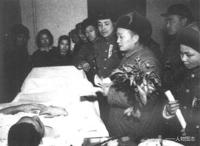 1952年2月，李雪三代表中国人民志愿军归国代表团，在首都协和医院慰问志愿军伤病