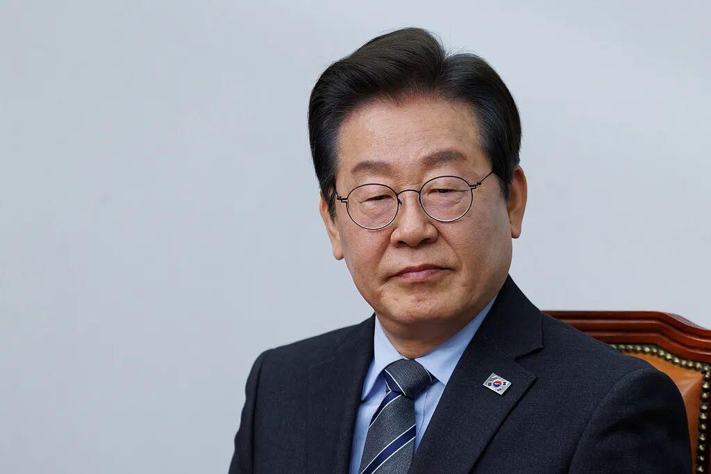 日本刚对着游客信心满满地挥出一记重拳，邻居韩国立马送上一个温柔的拥抱，敞开大门欢