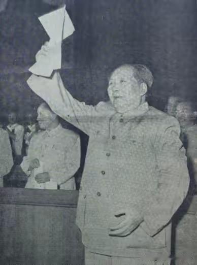 1964年6月11日，毛主席在中国共产主义青年团第九次全国代表大会主席台上。
