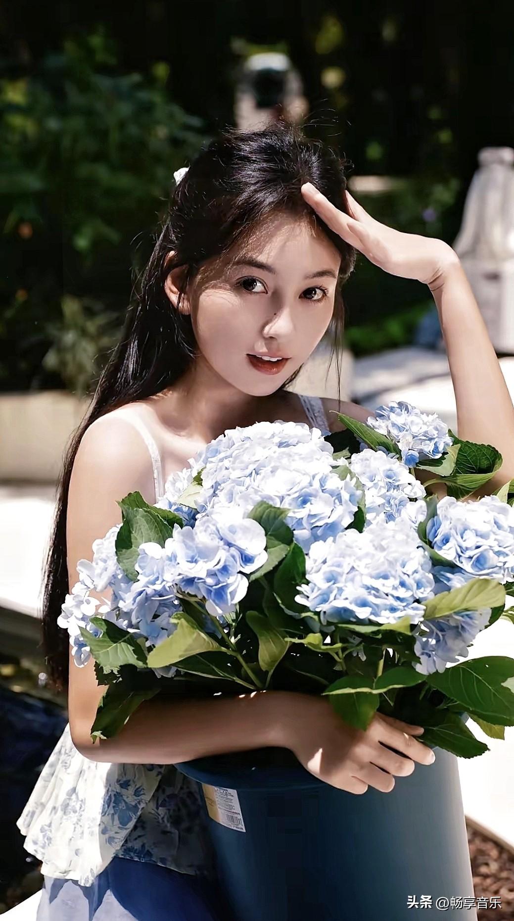夏日清新少女，手捧蓝白绣球花，阳光洒满脸庞，甜美动人！🌸💐🌞 分享你的随手