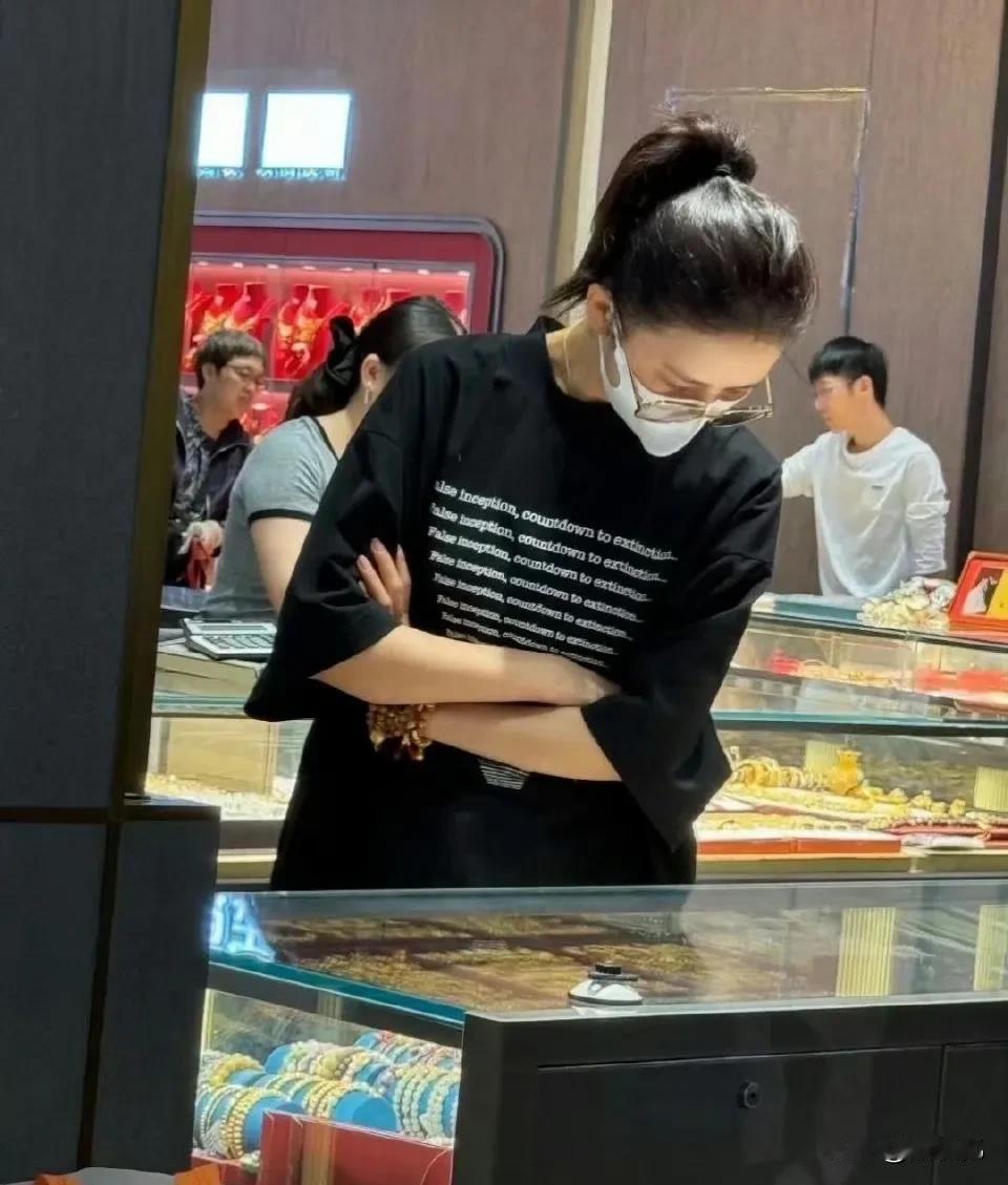 昨天在深圳水贝看到佟丽娅买黄金了了。。。
打扮的好朴实，知道被偷拍也不生气。
她