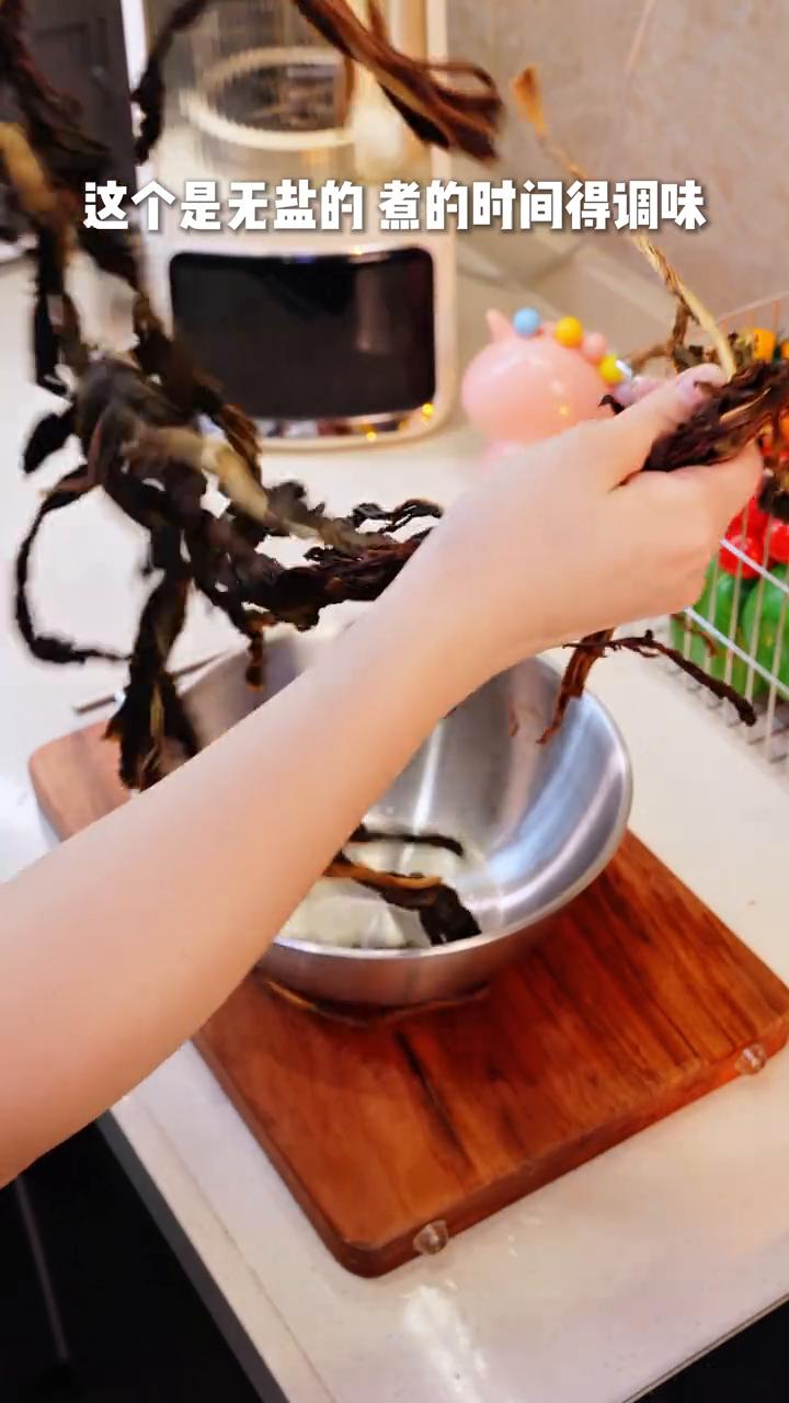 我今天准备做一个新菜，也不知道好吃不好吃，等我试下味道告诉你们。先来看做法。
·