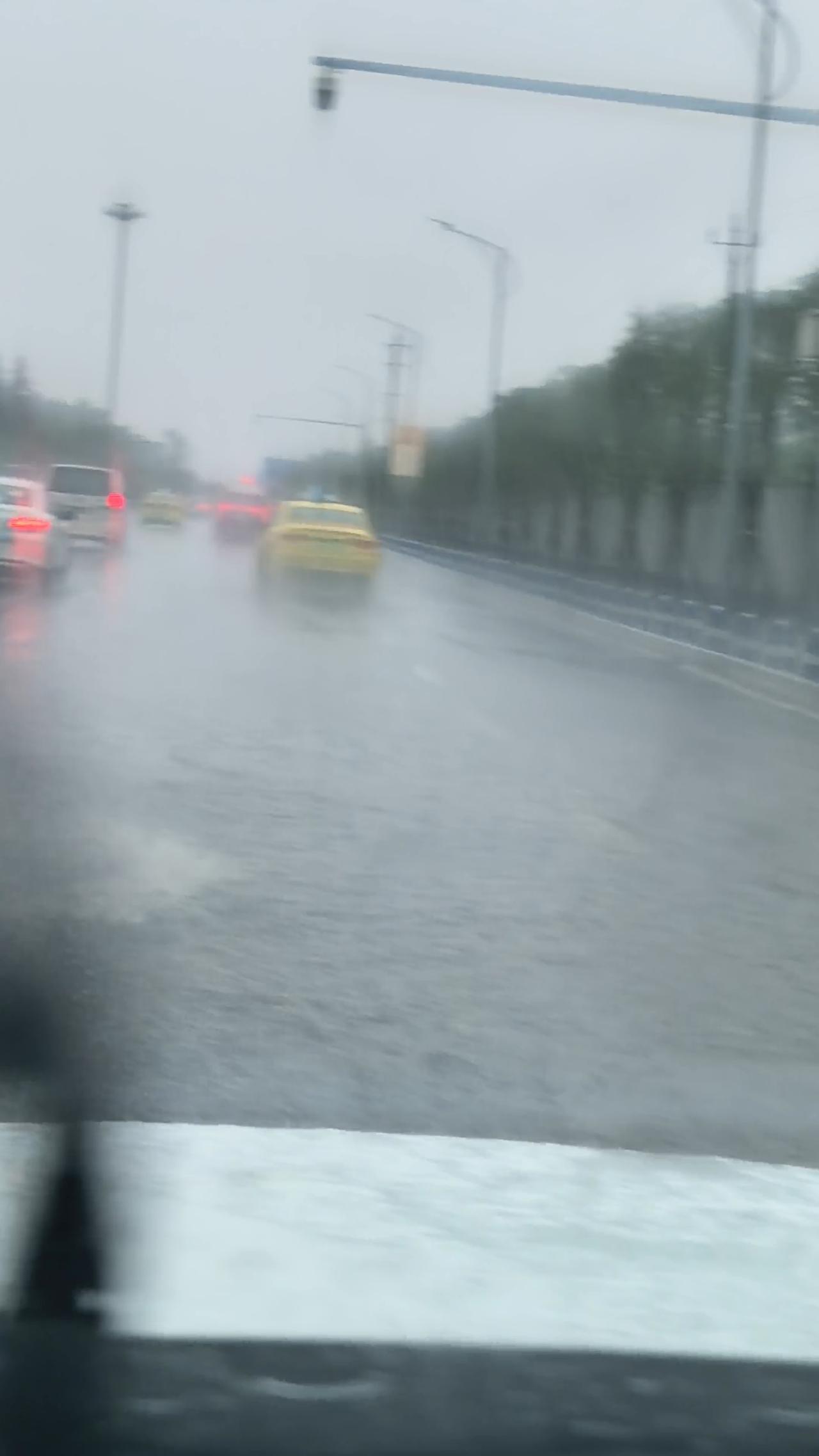 重庆好大的雨！好多钓鱼佬正在钓鱼，被突如其来的大雨，淋成了落汤鸡。鱼获打水漂了？