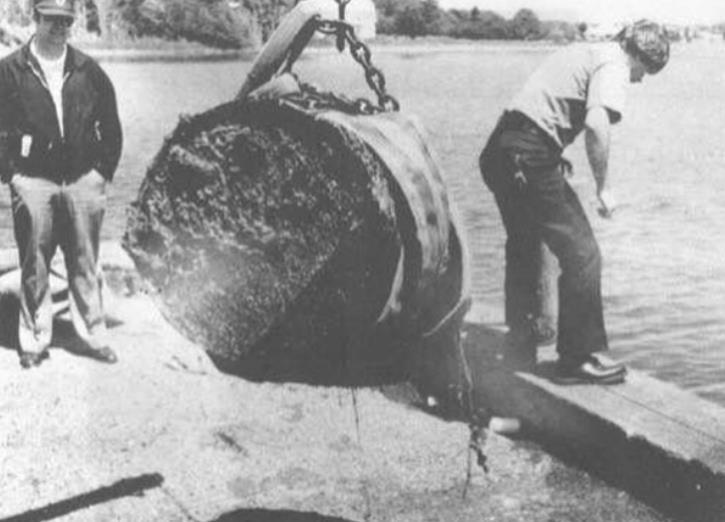 【被装进油桶的人】
1982 年，在纽约 中心墓地的一个码头上，发现了一个装有约