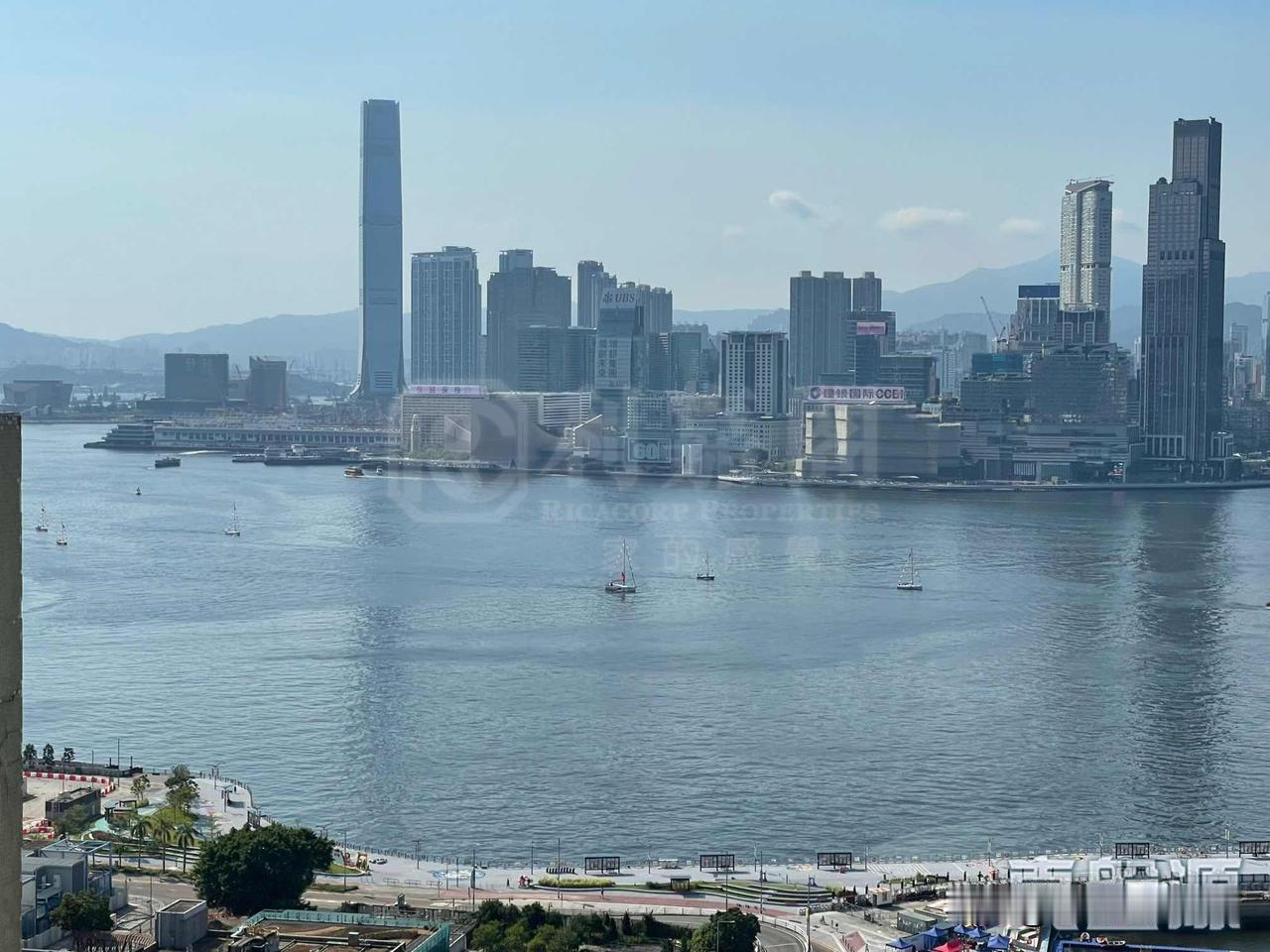 銅鑼灣屋苑
看煙花海
连天台213尺
实用311尺

铜锣湾宝藏屋苑，邂逅绝美烟