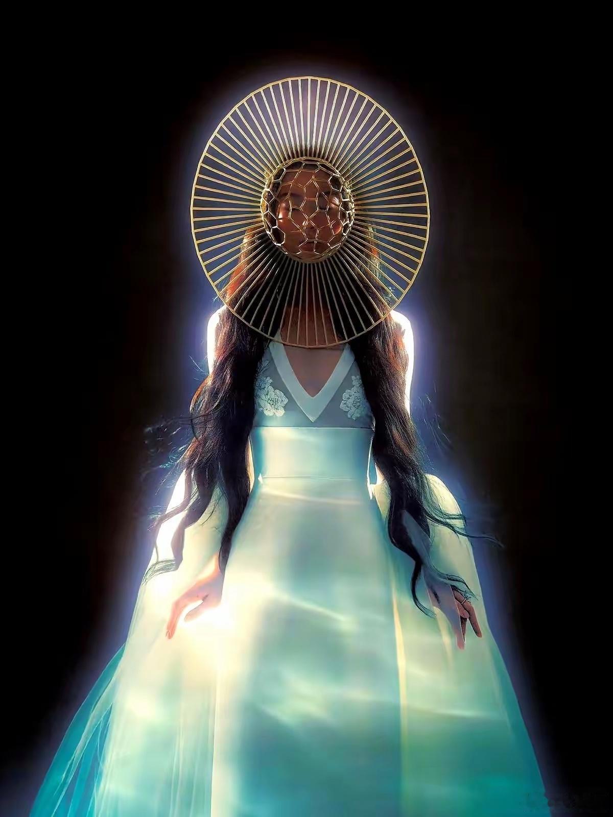 看了一下单依纯近几次舞台妆造越来越“神女风”了啊。 