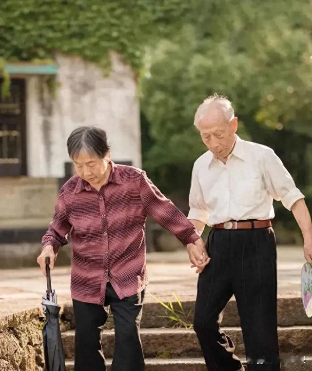 人老了才懂：夫妻适度亲近，才是最好的养生
 
晚上和闺蜜散步，听她分享了一个特别