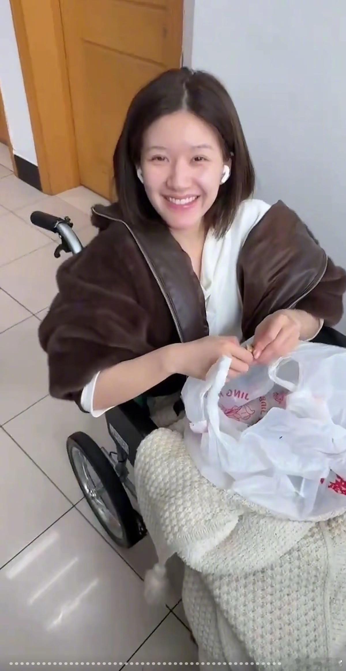 赵露思更新了57张live图，其中还有最近的康复状态 