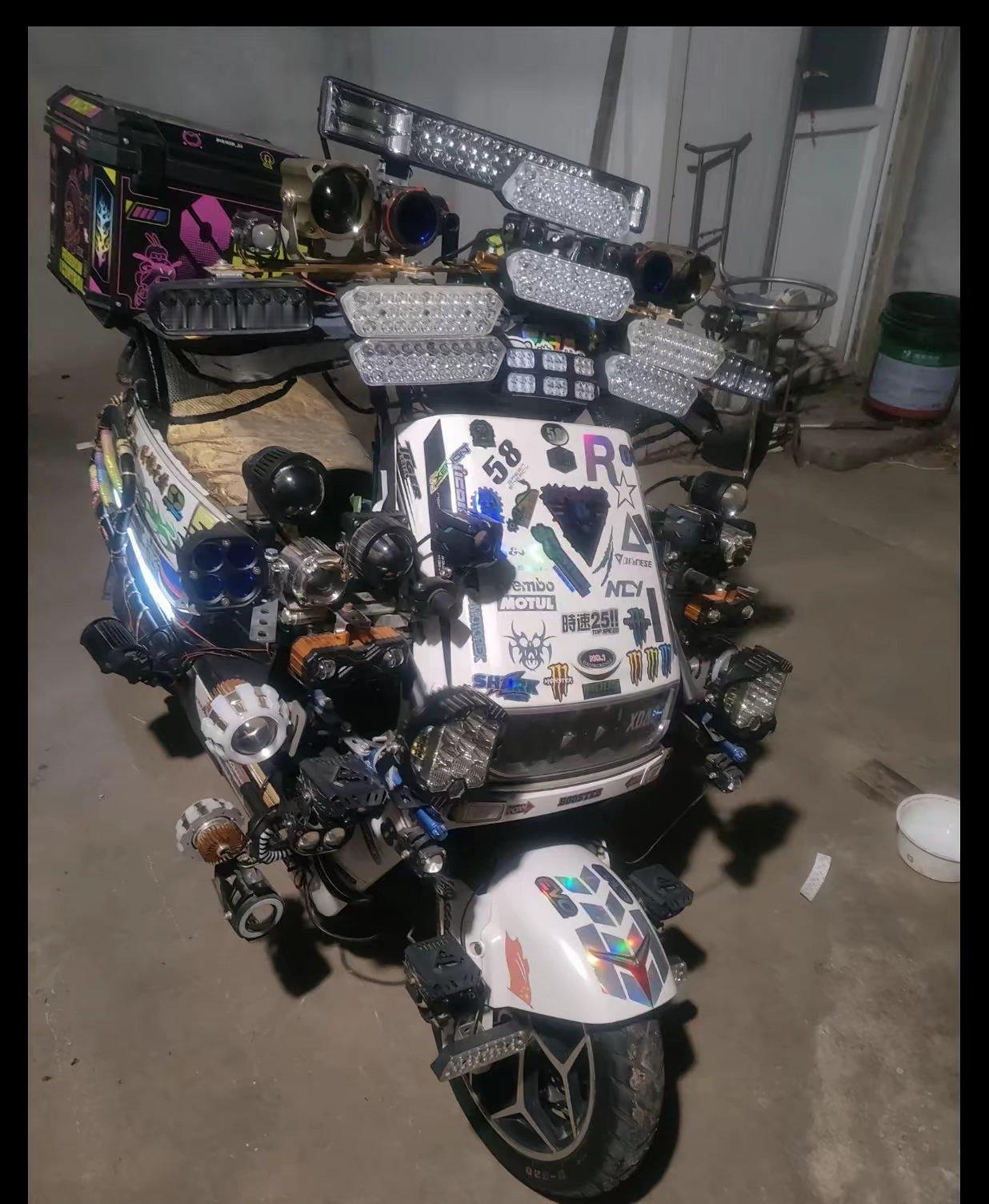 骑上小摩托。路过懵逼牛。去吃丰盛餐。