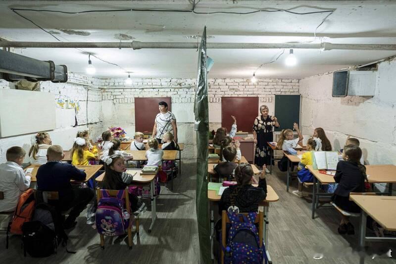 乌克兰开学日遭遇战火！约1200万本书被毁 多地学生被迫“地下上课”海外新鲜事俄