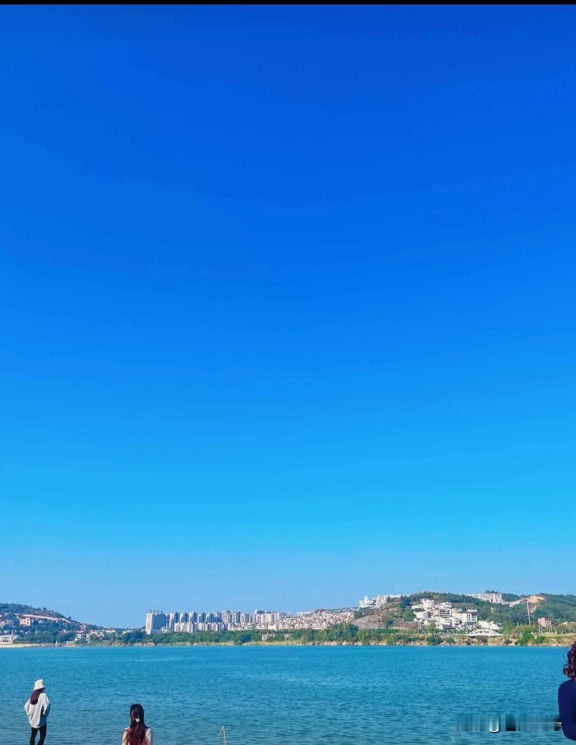 据说这是南宁的洱海！！景色非常诱人！天空非常干净！天地一色，人间绝境！