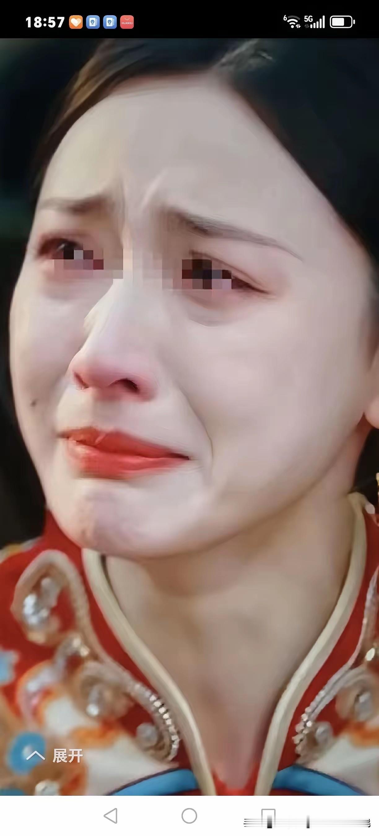 邻居孩子结婚，婚车到了，新娘就是不下车，怎么劝也不行，伴娘给新娘出主意，下车必须