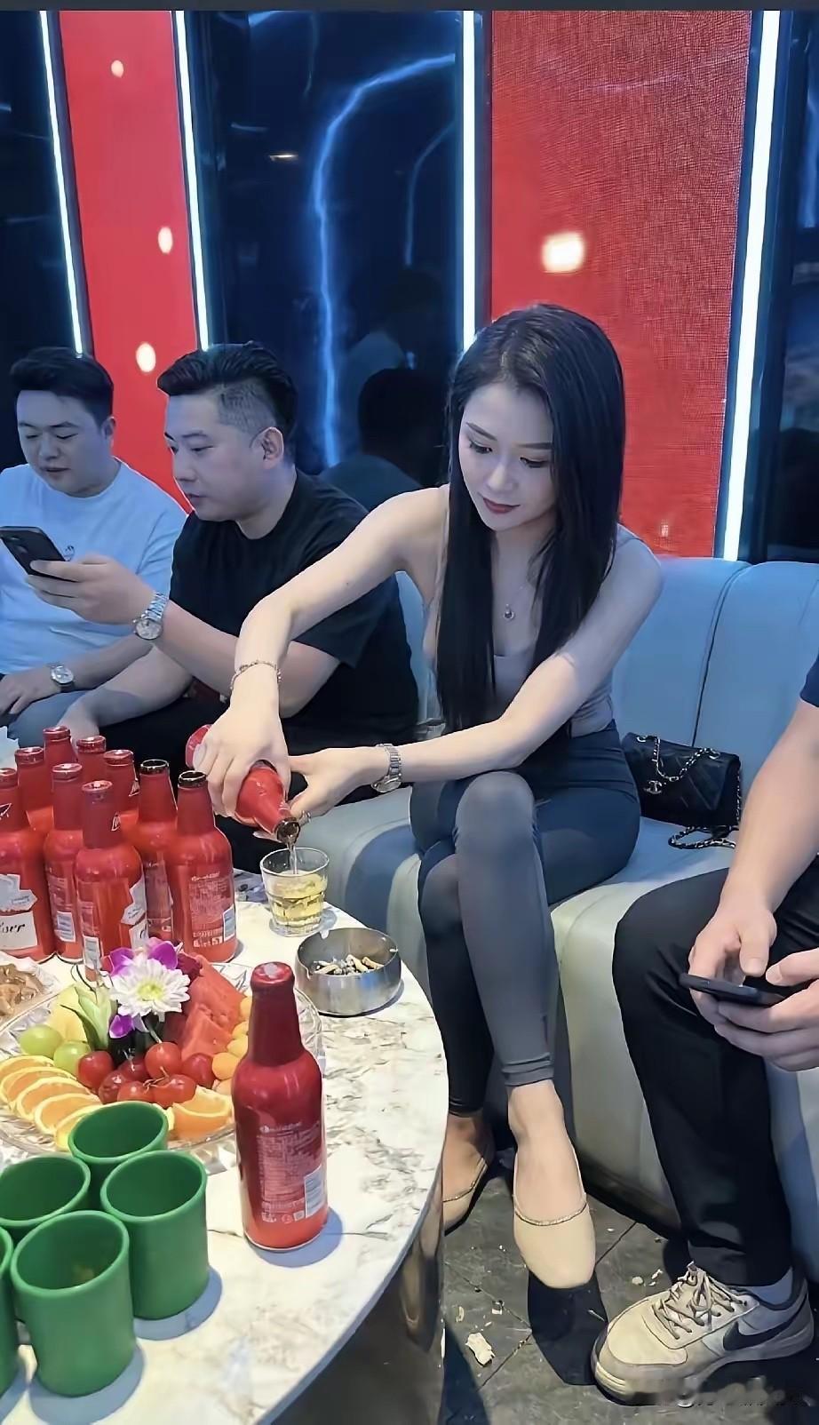 百威铝瓶啤酒你喜欢吗？百威小麦啤酒 哈尔滨百威啤酒 百威罐装啤酒 哈尔滨百威啤酒