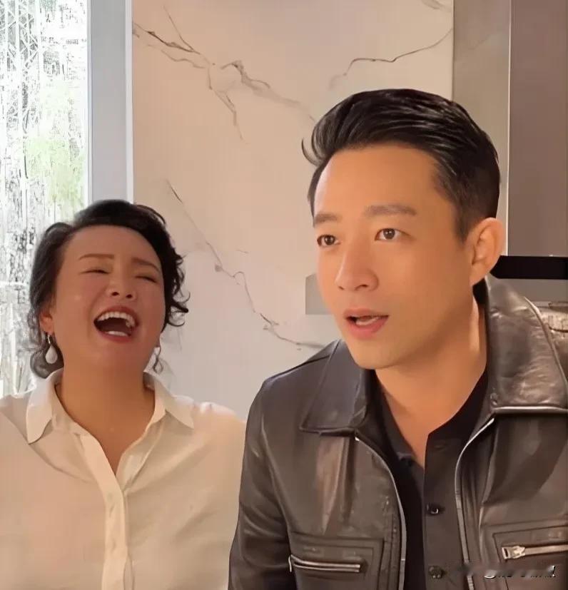 汪小菲“深情人设”崩塌：流量游戏中的情感表演
大S猝逝后，前夫汪小菲的“深情”举
